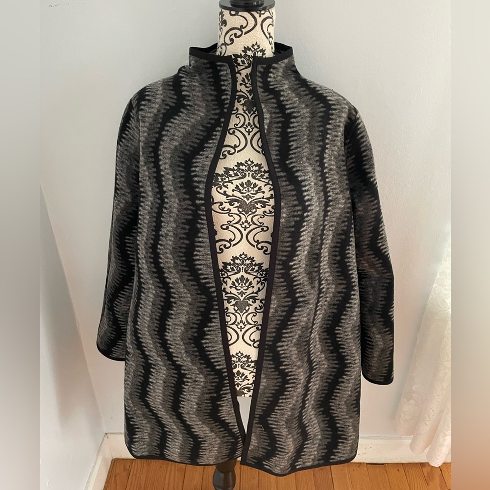 Winding River open closure reversible black gray & white striped jacket small
